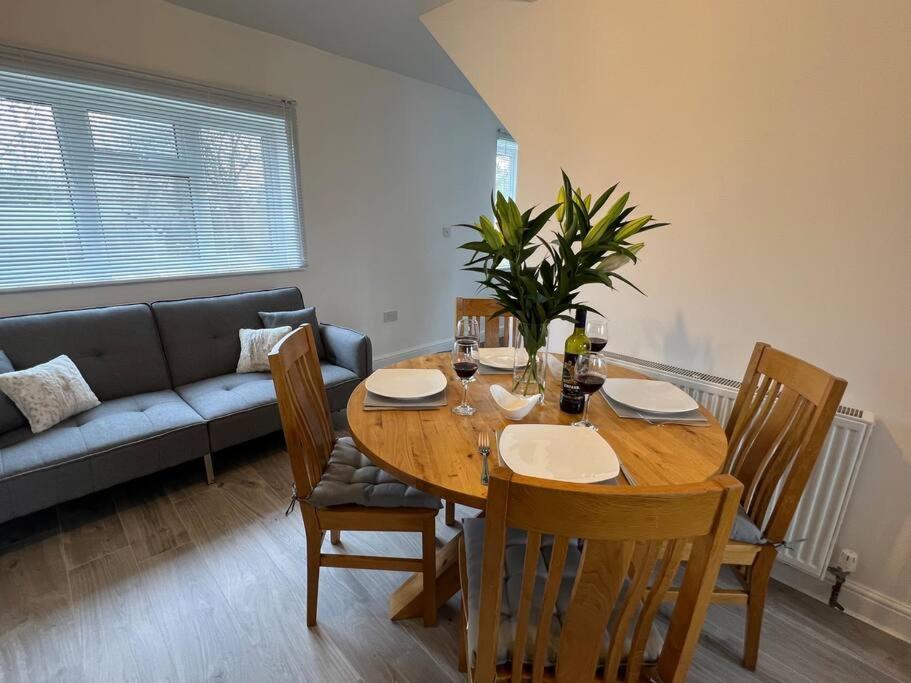 Ground Floor Flat With Parking, Sleeps 3 Apartment Wheatley Exterior photo