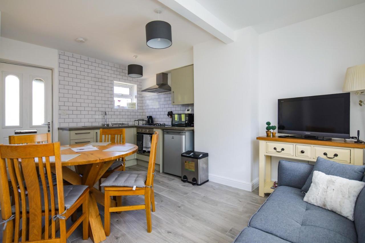 Ground Floor Flat With Parking, Sleeps 3 Apartment Wheatley Exterior photo